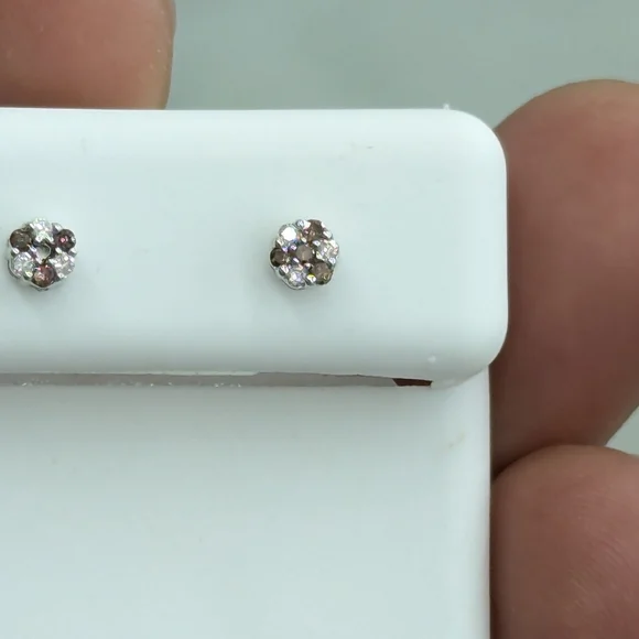 Real Diamond 10kt White Gold Stud Earring